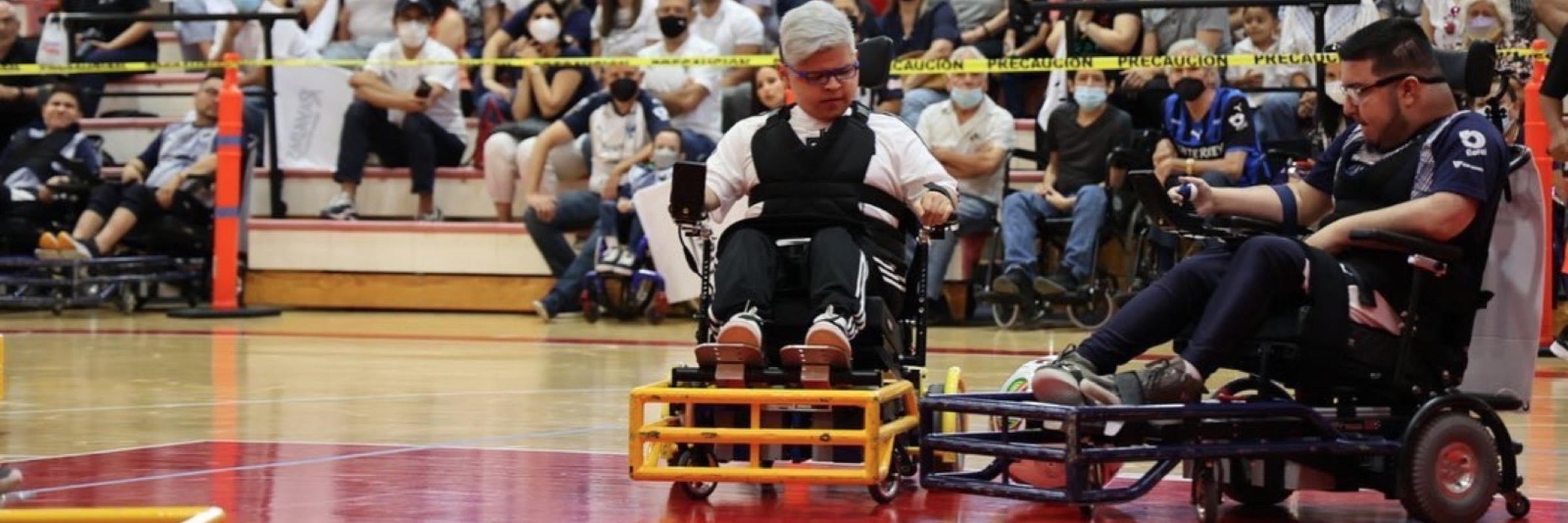 Jugadores de Powerchair Football México compitiendo en una cancha