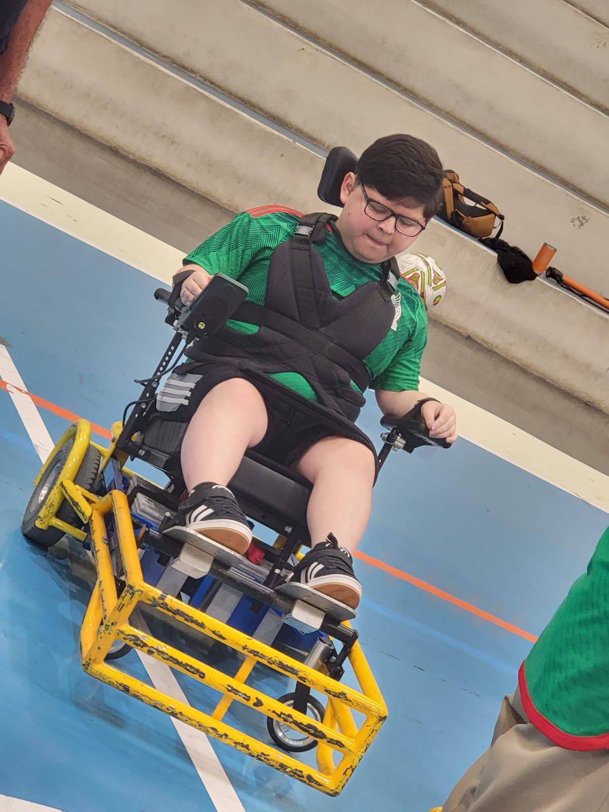 Jugador mexicano de Powerchair Football en su silla deportiva